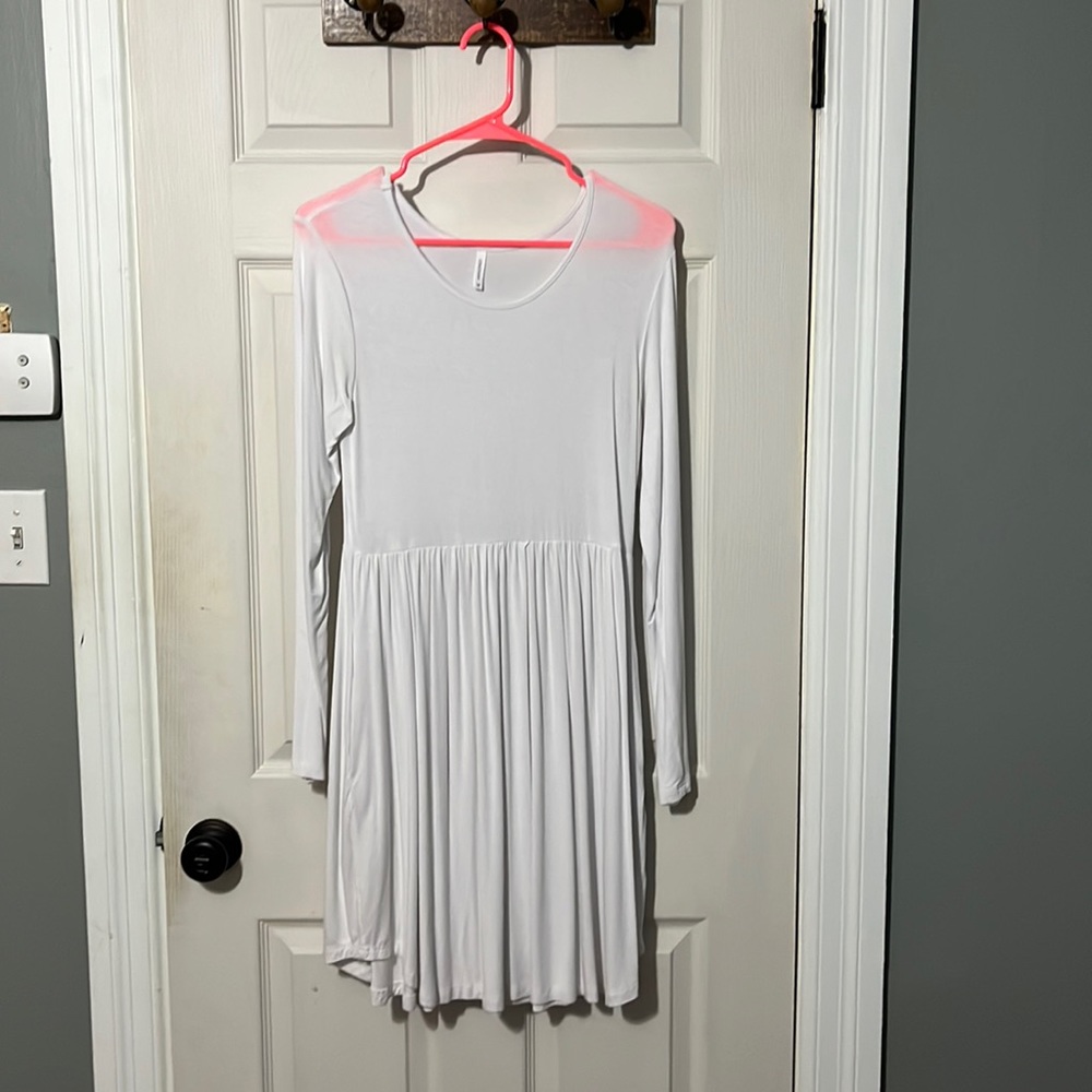 Medium size White medium length dress with long sleeves